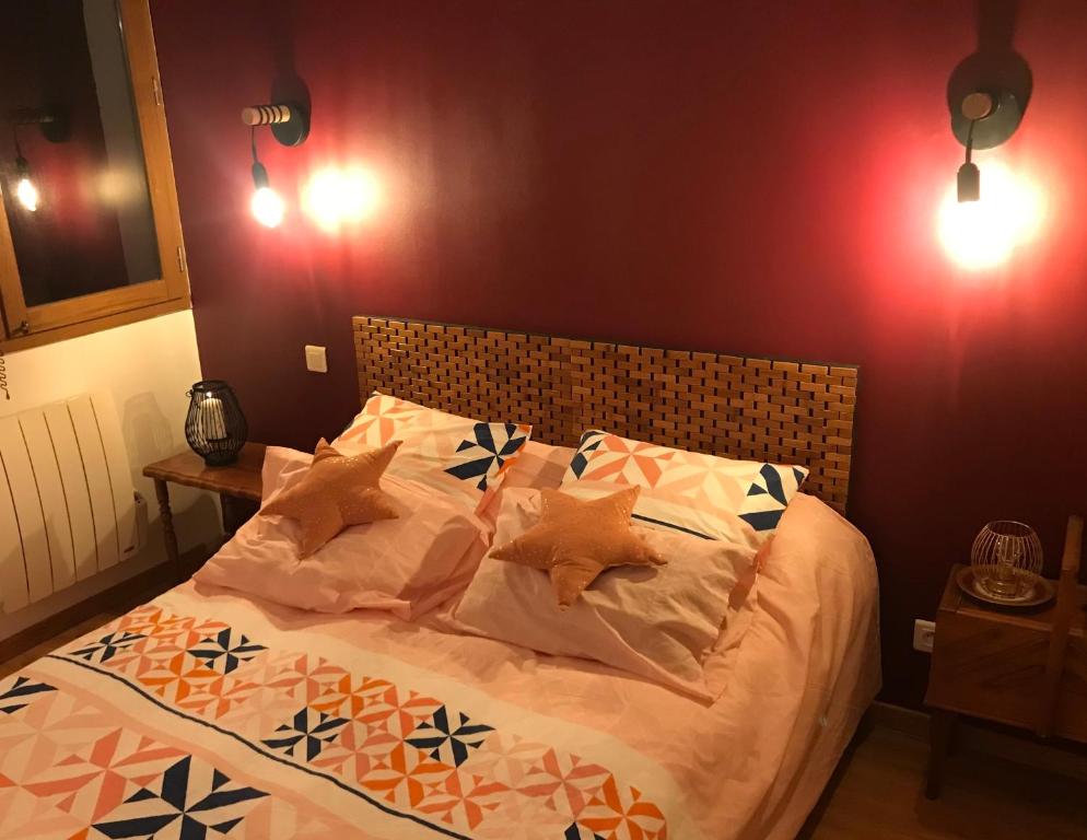 un lit avec des oreillers dessus dans une chambre dans l'établissement Aux portes de Bayonne, à Saint-Pierre-dʼIrube