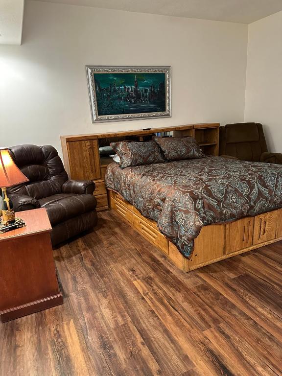 un dormitorio con una cama y un sofá en Abbey Archway Inn, en Fairbanks