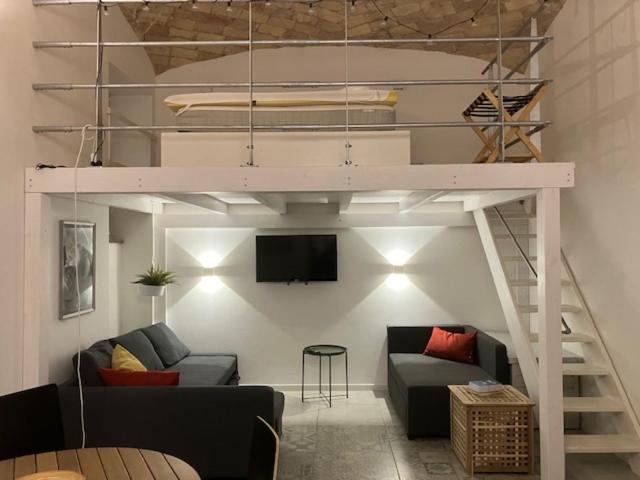Televízia a/alebo spoločenská miestnosť v ubytovaní Beautifully Renovated Loft in Trastevere