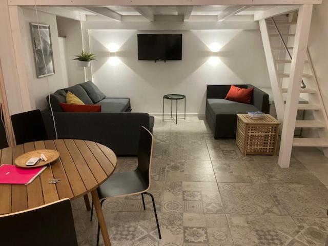 Televízia a/alebo spoločenská miestnosť v ubytovaní Beautifully Renovated Loft in Trastevere