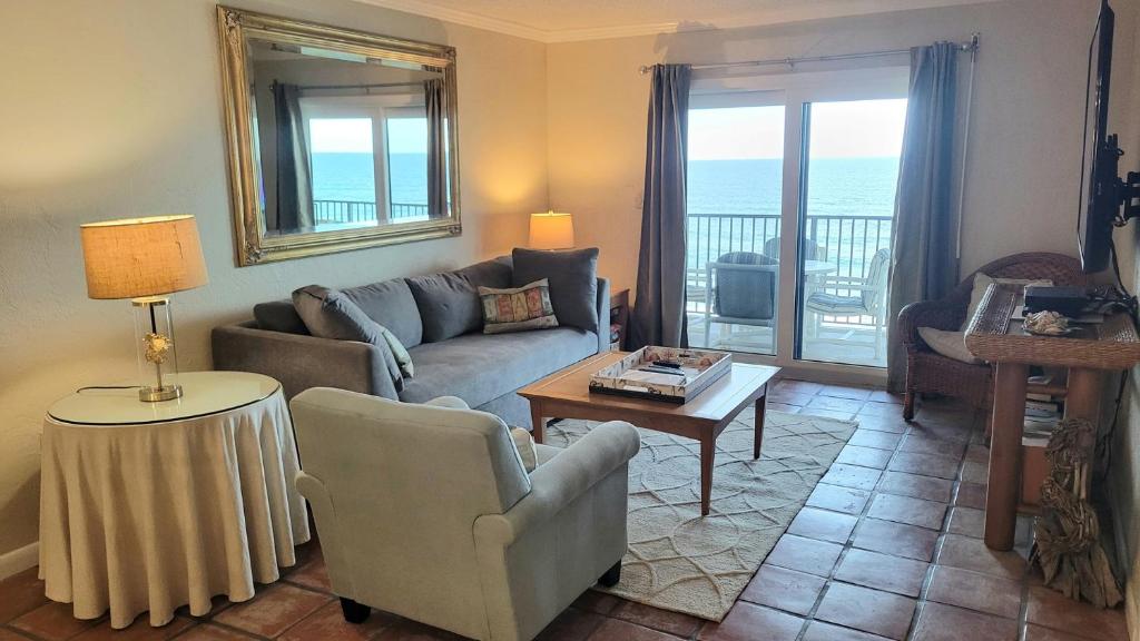 Posezení v ubytování 516 - Newly Updated Oceanfront 2 Bedroom