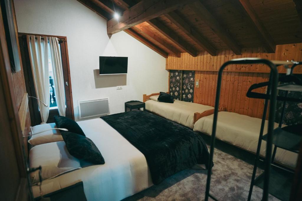 Postel nebo postele na pokoji v ubytování Auberge chez Mado et Augusta