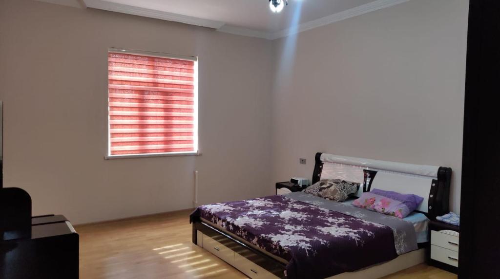 Llit o llits en una habitació de Daire Apartmenet