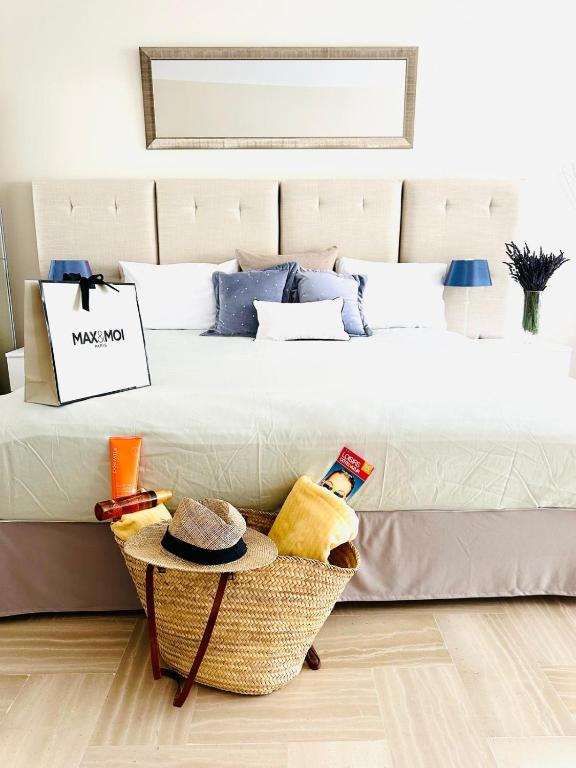 - une chambre avec un grand lit et un panier à l'étage dans l'établissement Cannes Rue d'Antibes - 2 Minutes walk from Beach, Palais des Festivals, Boulevard de la Croisette - Free Parking - Studio Gray d'Albion, à Cannes