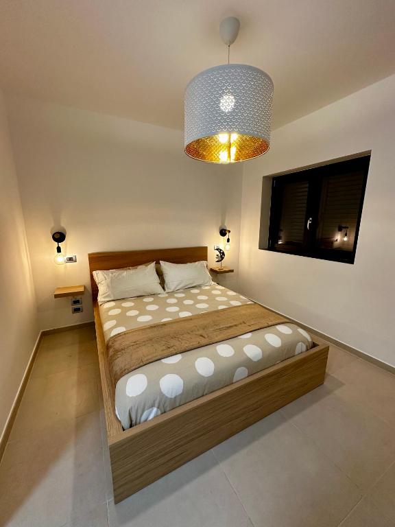 una camera con un grande letto e una televisione di Demar Apartments a Salerno
