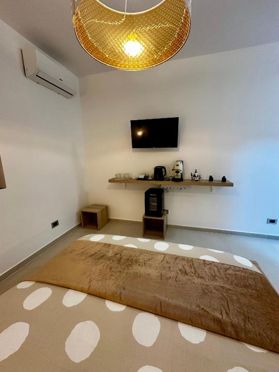 un soggiorno con tappeto e TV sul pavimento di Demar Apartments a Salerno