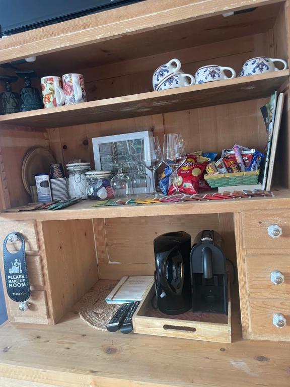 una mensola in legno con una macchinetta del caffè di The Dolomiti View a Debant