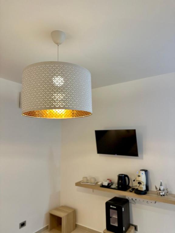una luce appesa al soffitto di una camera di Demar Apartments a Salerno