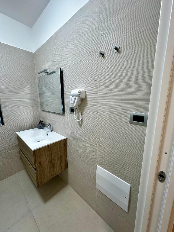 un bagno con lavandino e specchio di Demar Apartments a Salerno
