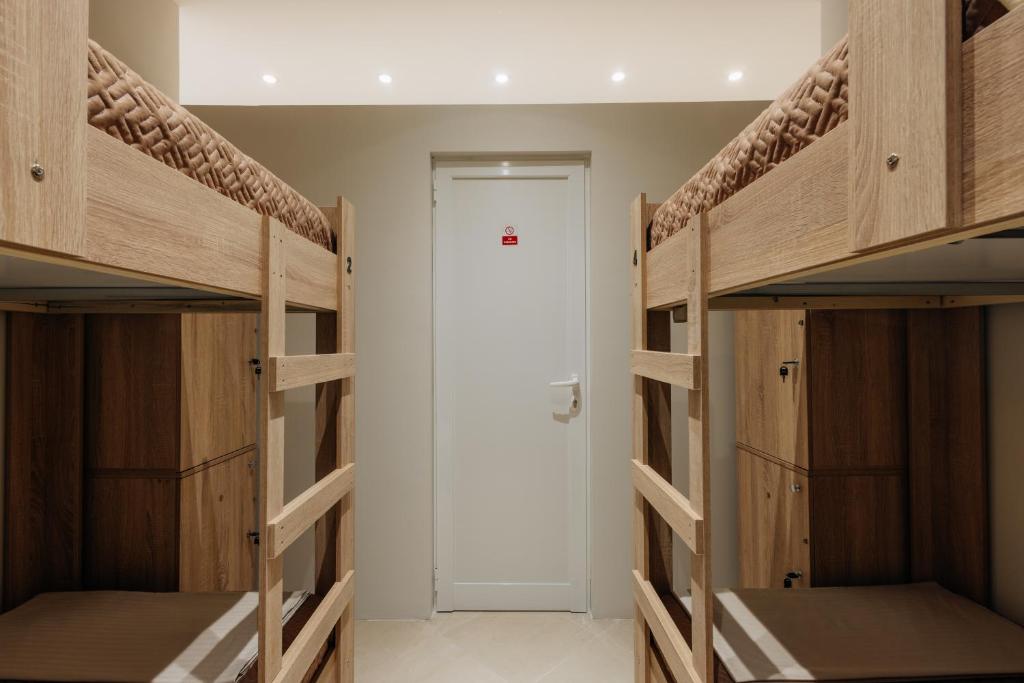 Postel nebo postele na pokoji v ubytování GM Tirana Hostel