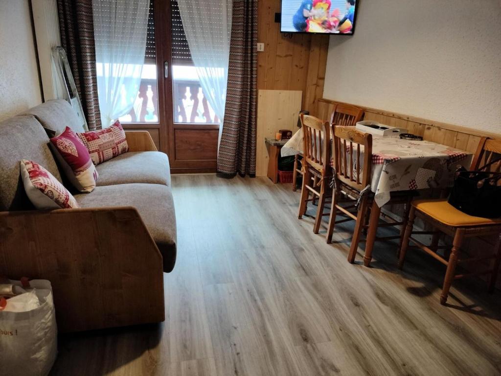 un salon avec un canapé et une table dans l'établissement Résidence Les Cassettes - Appartement Mezzanine 4 personnes 3 exposé Sud MAE-5994, à Valloire