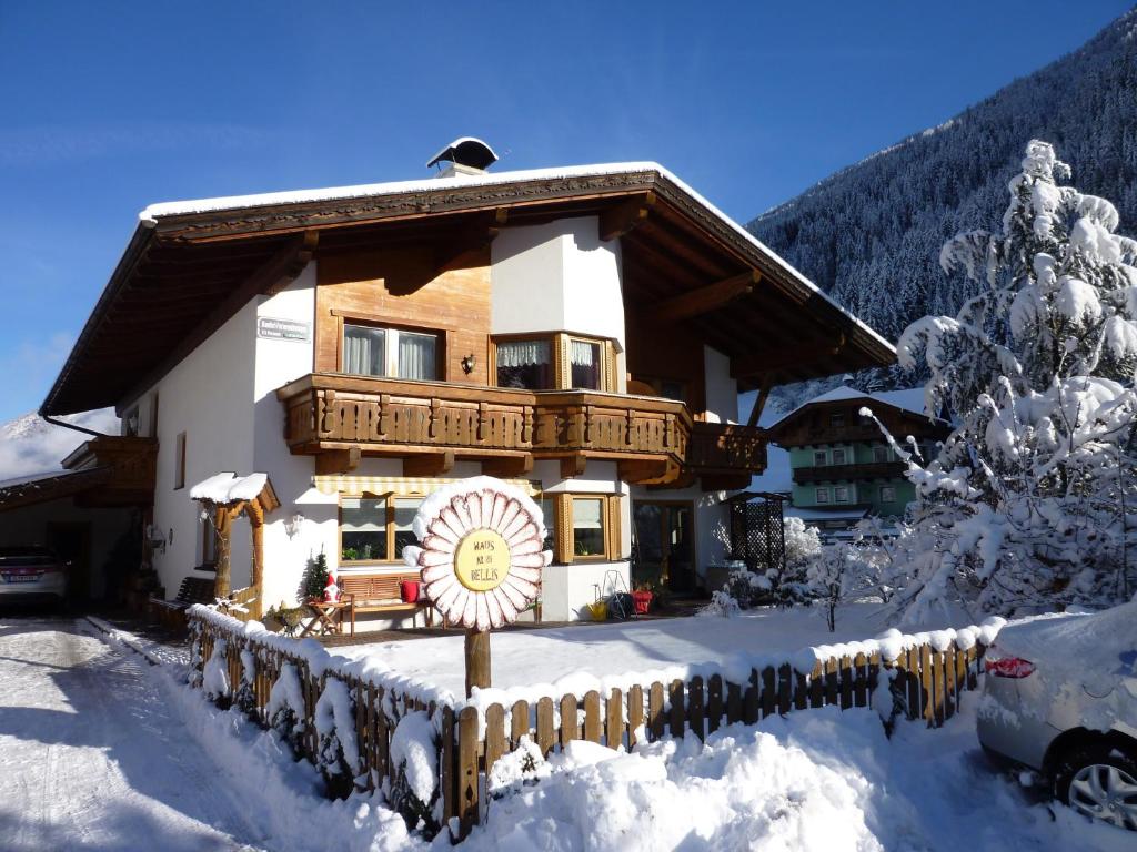 una casa nella neve con una recinzione di Haus Bellis a Neustift im Stubaital