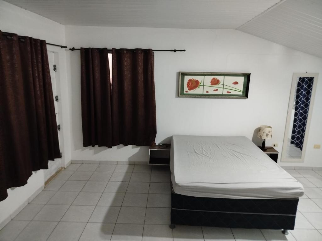 a hospital room with a bed and a window at Linda casa em Gravatá in Gravatá