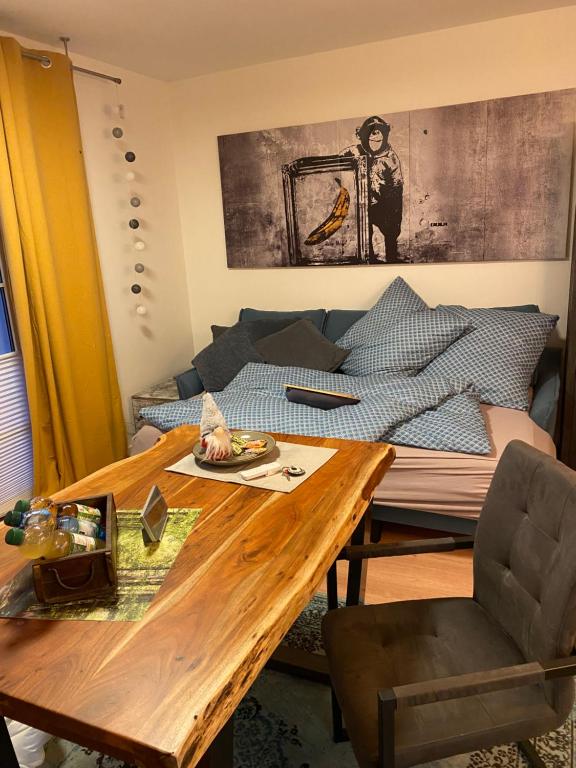 ein Wohnzimmer mit einem Holztisch und einem Sofa in der Unterkunft Studio-Apartment Weimar in Weimar
