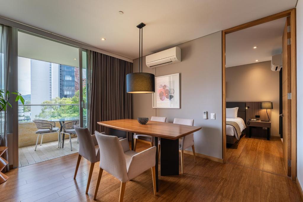 Postel nebo postele na pokoji v ubytování Estelar La Torre Suites