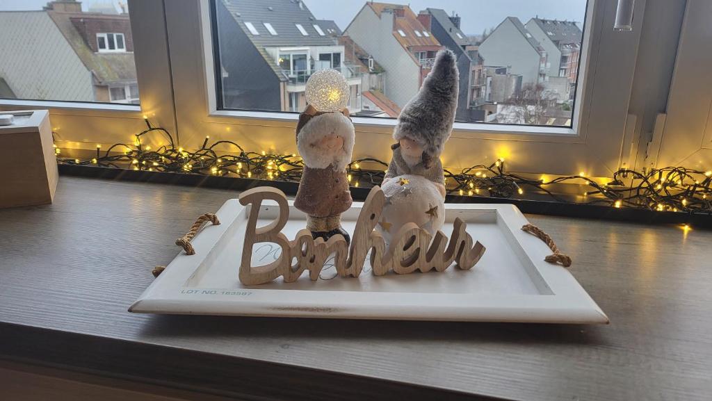 Twee knuffeldieren liggen op een bord op een tafel. bij Bonheur in Blankenberge