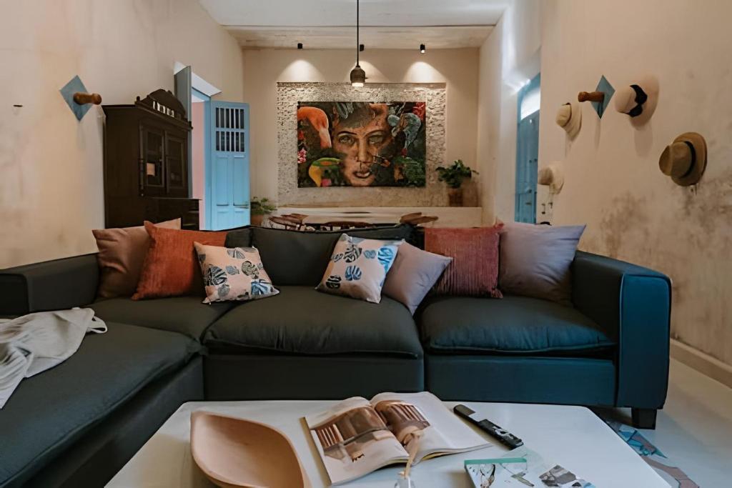 a living room with a couch and a table at A-Wotoch Centro de Mérida in Mérida