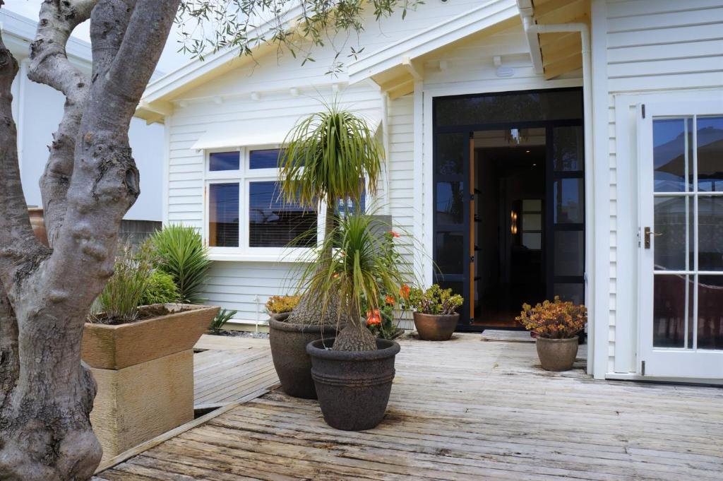 Vườn quanh The Buller Bungalow - fall in love with this home