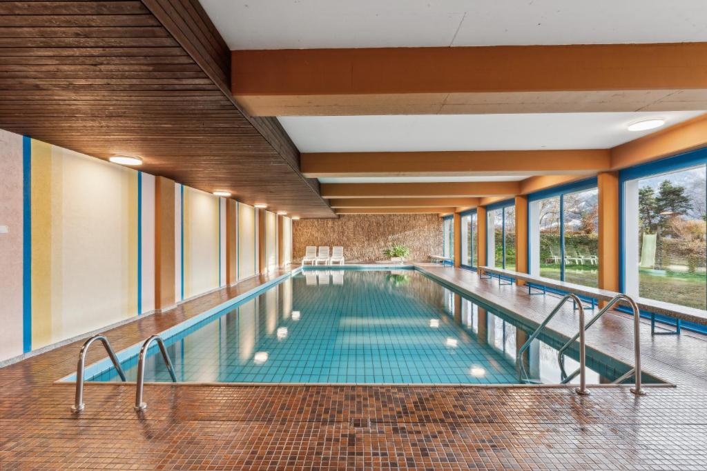 Bazén v ubytování Book2Stay - Retro-Alpin Studio nebo v jeho okolí