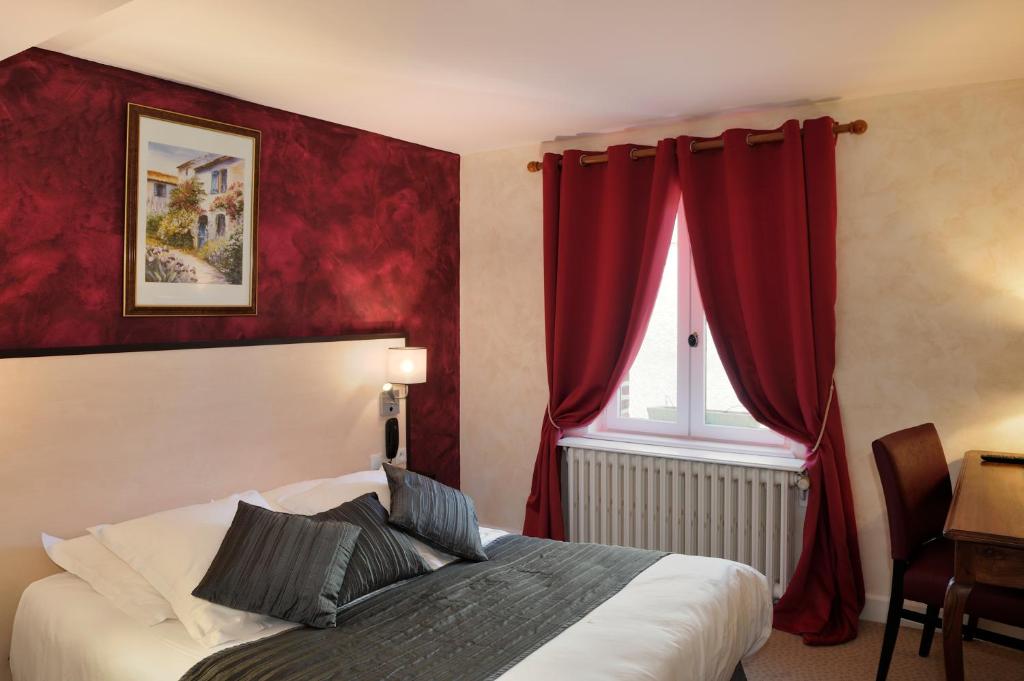 Postel nebo postele na pokoji v ubytování Logis Auberge À La Tête De Lard