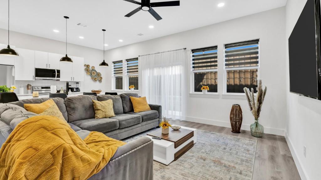 Μια τηλεόραση ή/και κέντρο ψυχαγωγίας στο Urban Haven in the heart of Dallas l Pet Friendly