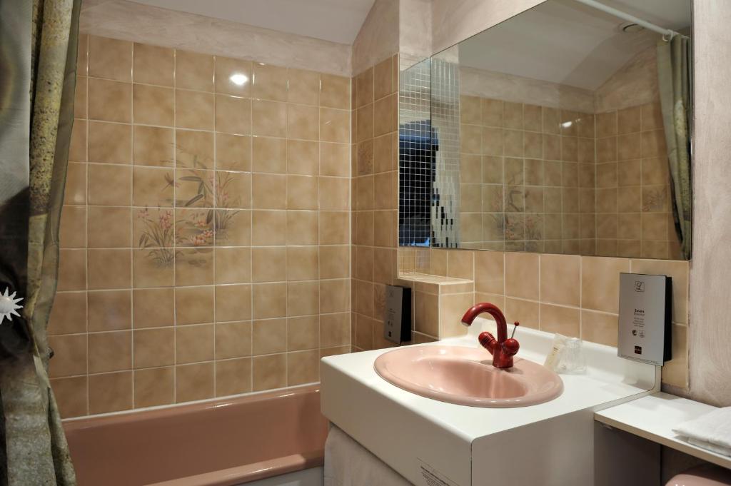 Koupelna v ubytování Logis Auberge À La Tête De Lard