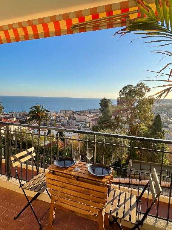 - une table sur un balcon avec vue sur l'océan dans l'établissement 2 pièces, vue mer panoramique, à Menton