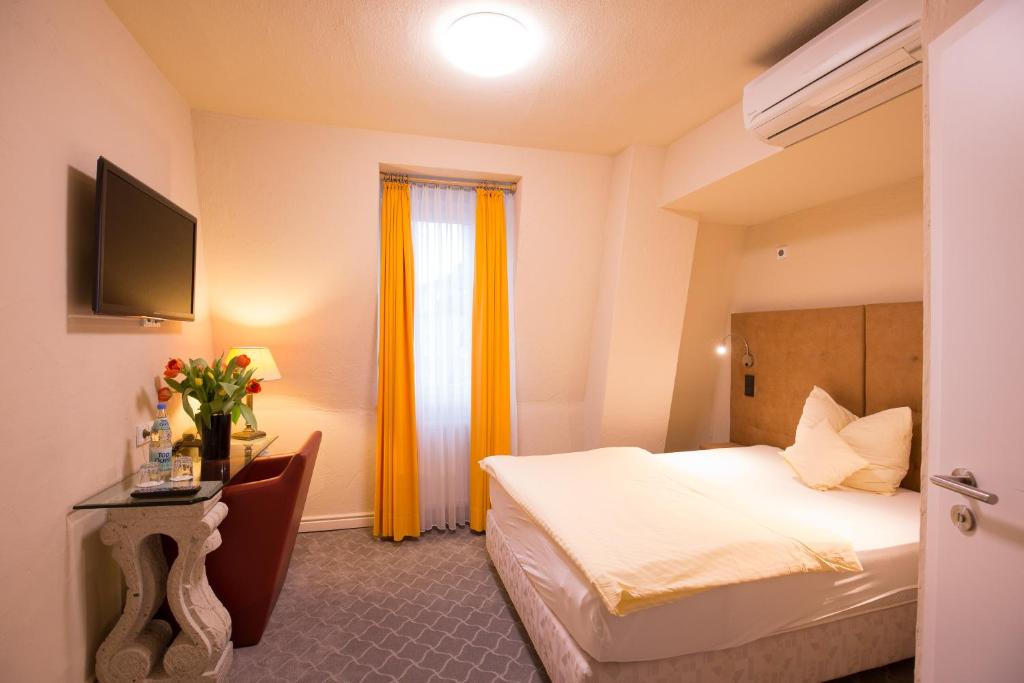 Postel nebo postele na pokoji v ubytování Hotel Heidelberger Hof