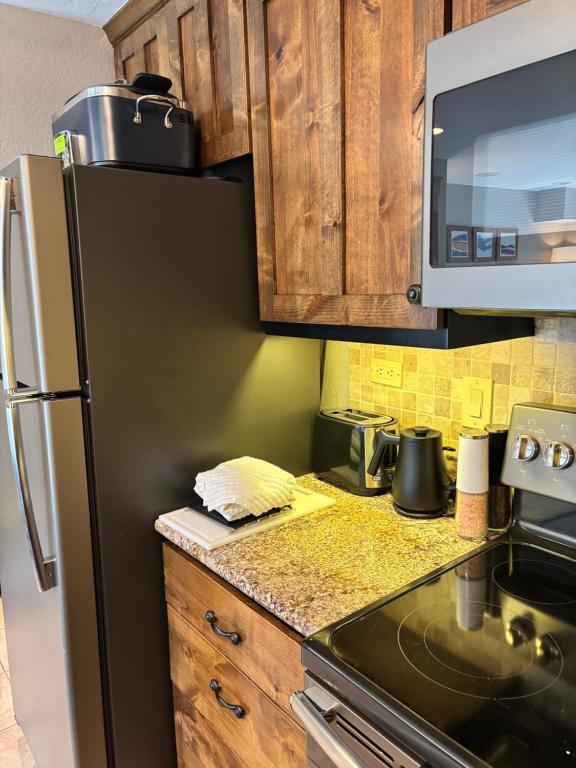 Kuchyň nebo kuchyňský kout v ubytování NEW! Marriott Slope View Ski & Summer Luxury Studio Sleeps 4 Full kitchen, Amenities & Paid Parking