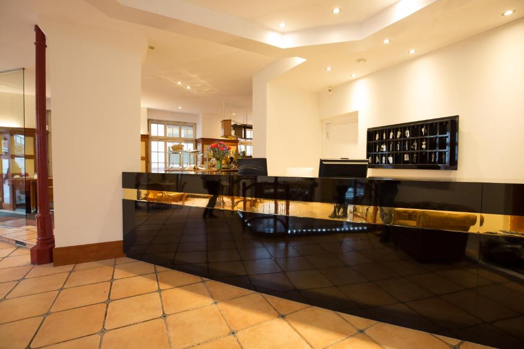 a tasting room with a black and gold counter at Hotel Heidelberger Hof in Heidelberg