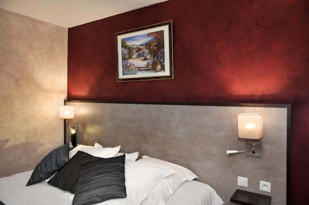 Postel nebo postele na pokoji v ubytování Logis Auberge À La Tête De Lard