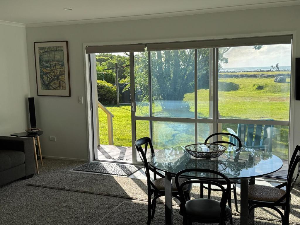 On the Beach - Resim 4