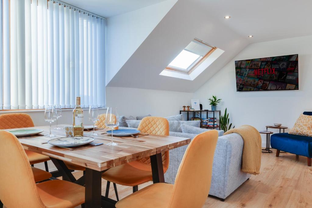 Et opholdsområde på Cherryville Street Apartment