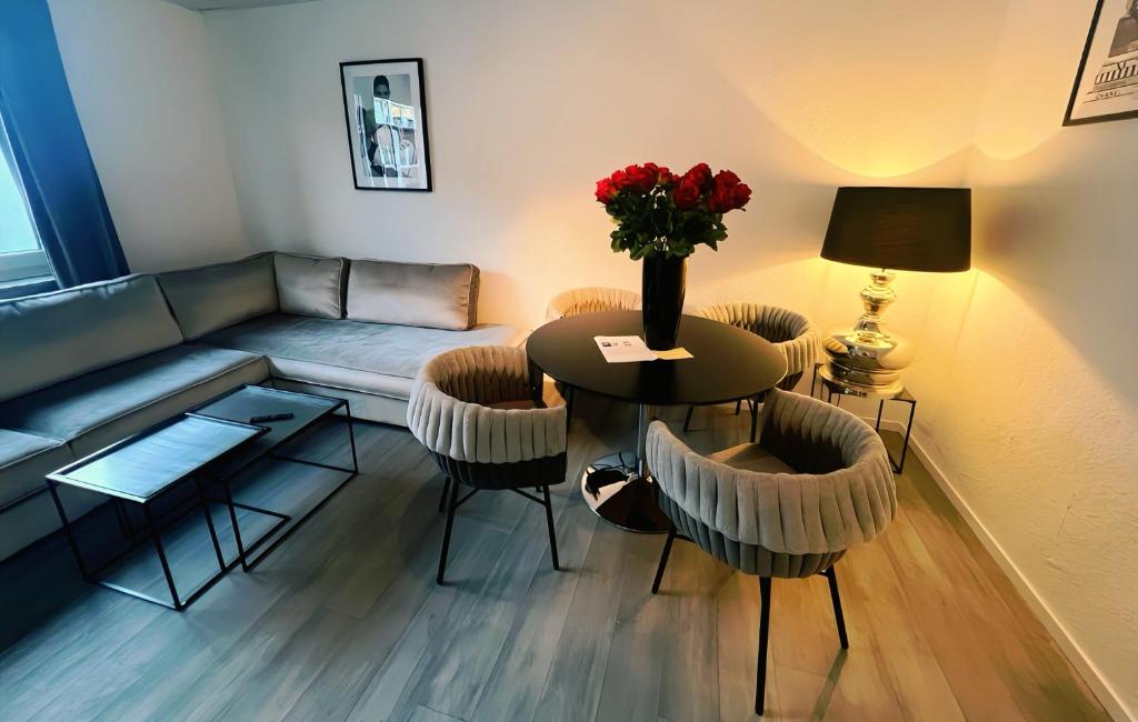 a living room with a table and chairs and a couch at Wohngut City Appartement 4 für 1-4 Personen inklusive Parkplatz in Hagen