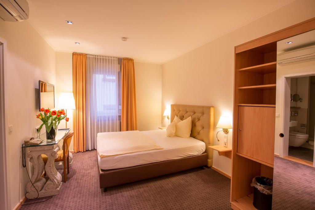 Postel nebo postele na pokoji v ubytování Hotel Heidelberger Hof
