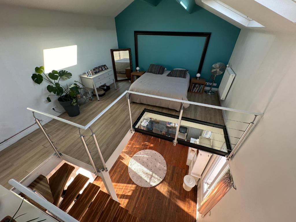 - une vue sur le plafond d'une chambre avec un lit et une table en verre dans l'établissement YOUR OWN VILLA in COLOMBES LA DEFENSE, à Colombes