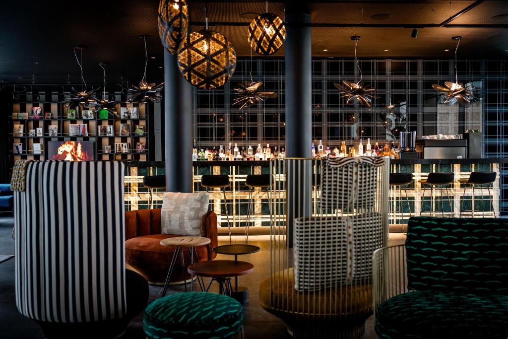 アントワープにあるMotel One Antwerpのバー(椅子とテーブル付)