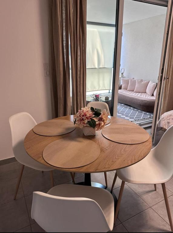 - une table à manger avec des chaises et une table fleurie dans l'établissement Grande terrasse parking privé, à Strasbourg