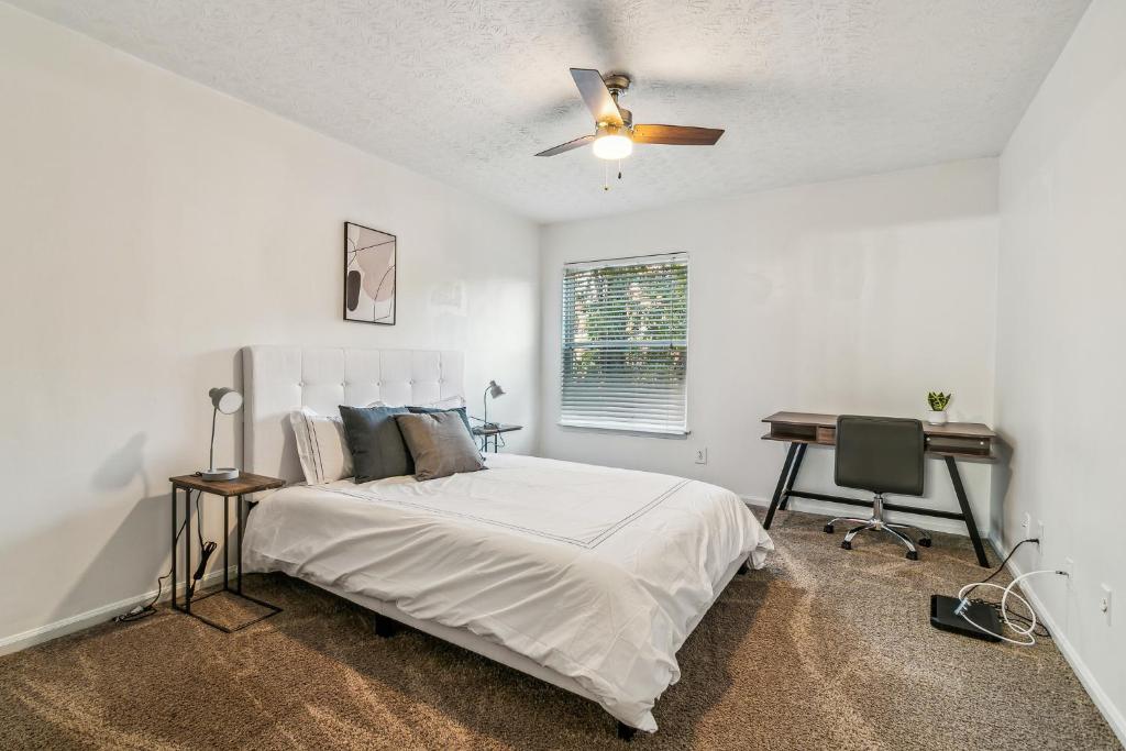 En eller flere senge i et værelse på Halsten at Vinings 3006 spacious 1 Bed 1 Bath