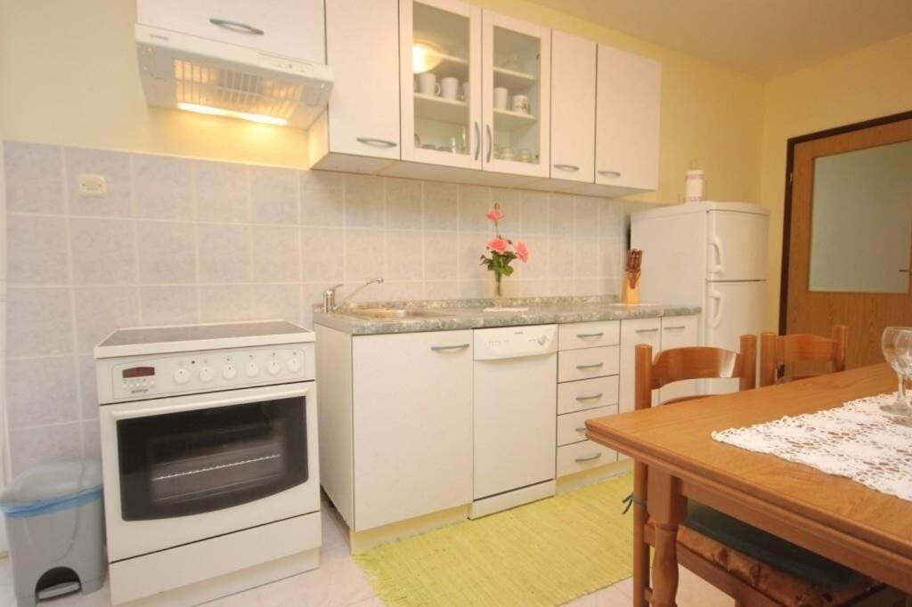 Kuchyň nebo kuchyňský kout v ubytování Apartments Zoki
