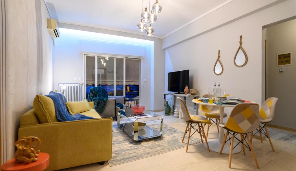 ein Wohnzimmer mit Sofa und Tisch in der Unterkunft Serenity and 2 bedroom Luxury in Kalamaria in Thessaloniki