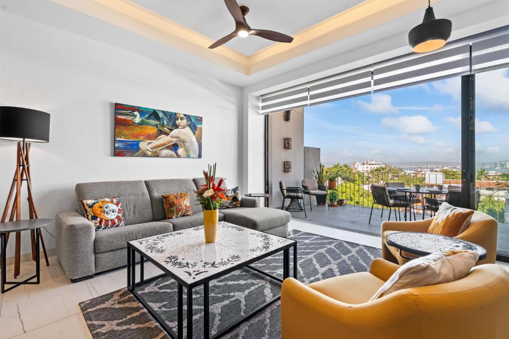 2B Modern Romantica Luxury Condo - Housity
