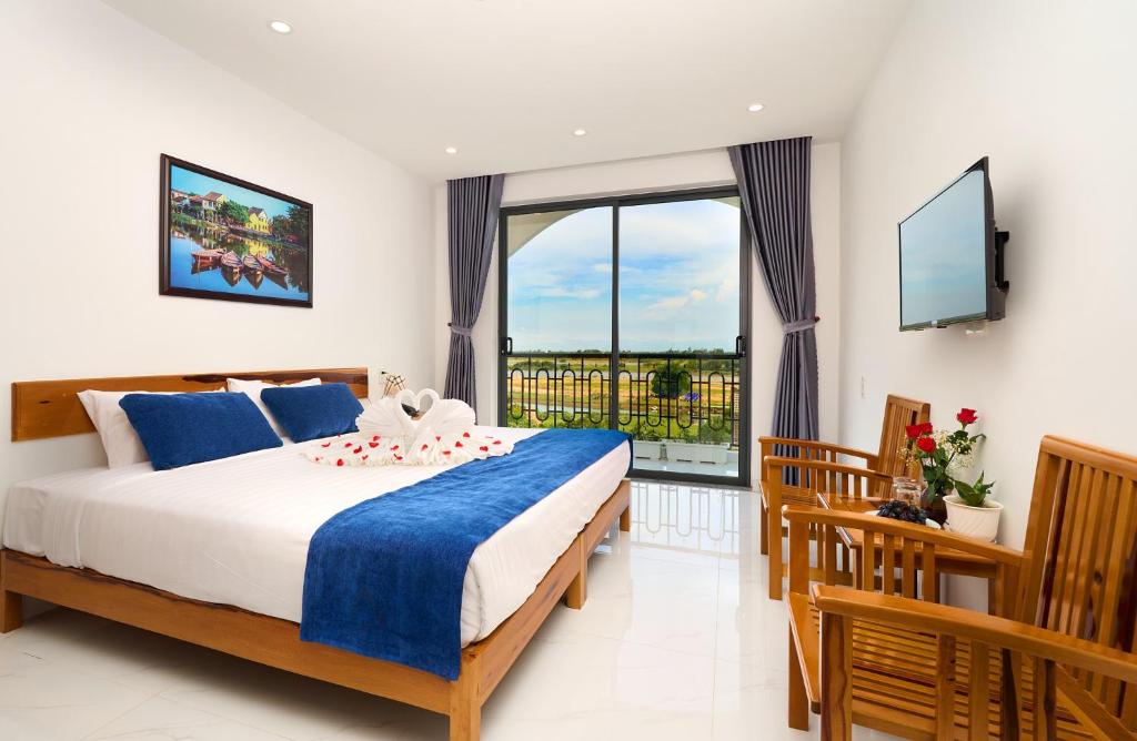 Postel nebo postele na pokoji v ubytování Hoi An Legend Charm Boutique Hoi An Hotel