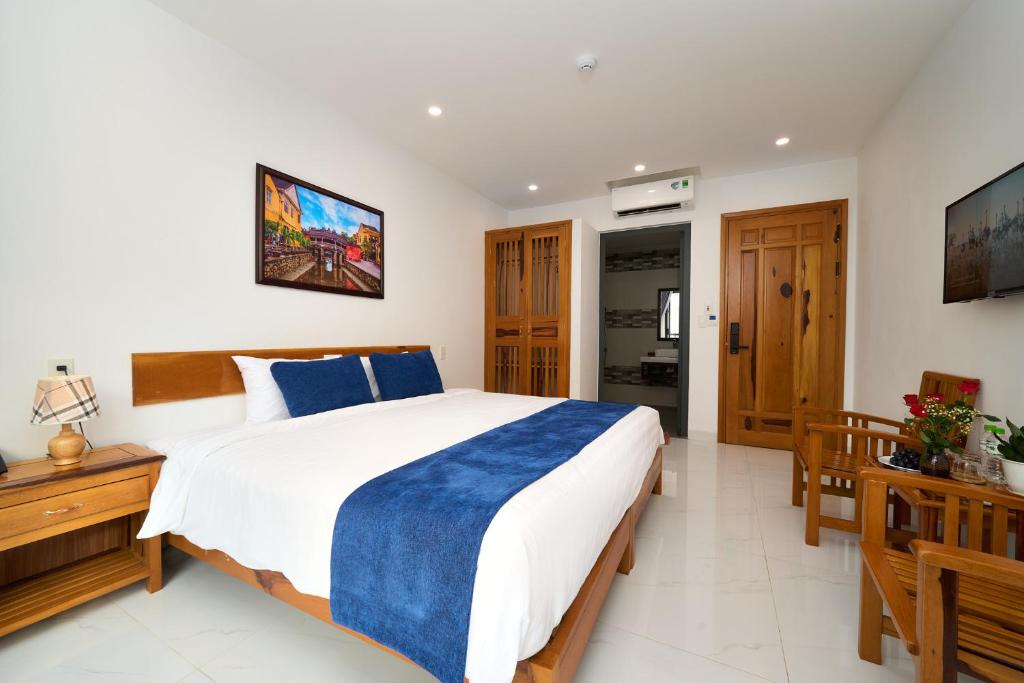 Postel nebo postele na pokoji v ubytování Hoi An Legend Charm Boutique Hoi An Hotel