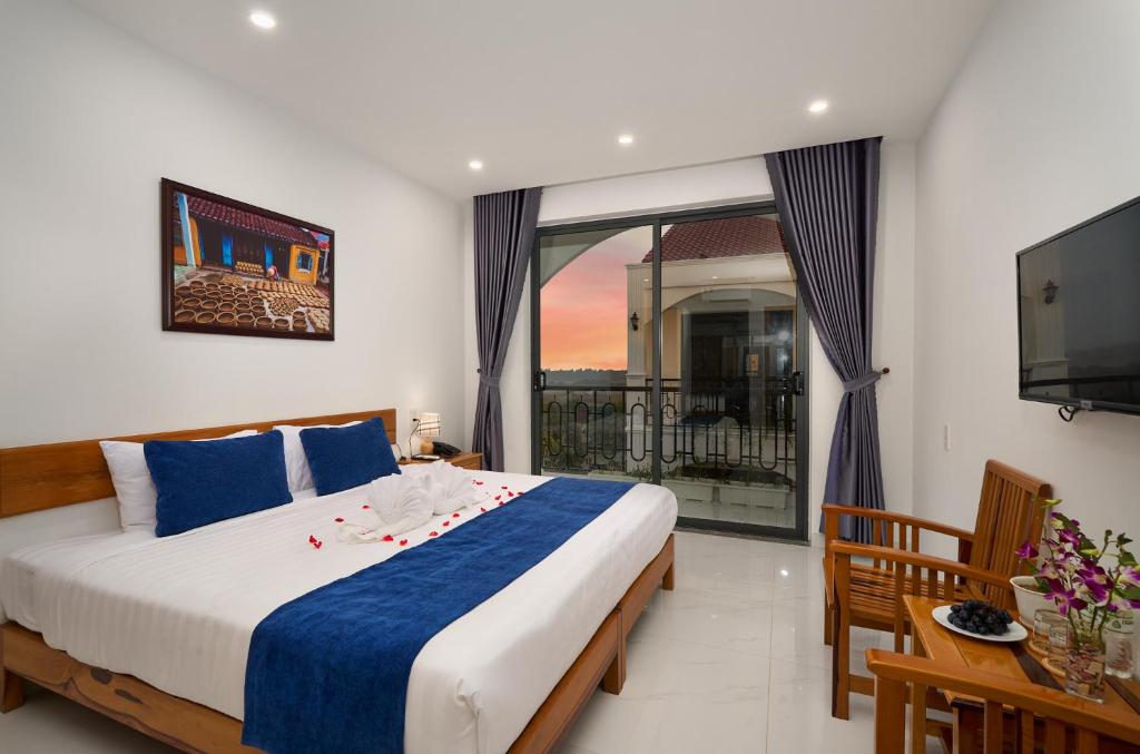 Postel nebo postele na pokoji v ubytování Hoi An Legend Charm Boutique Hoi An Hotel
