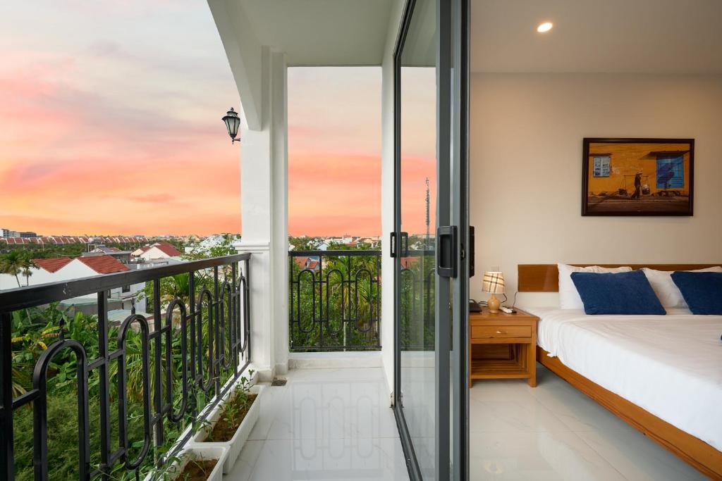 Balkón nebo terasa v ubytování Hoi An Legend Charm Boutique Hoi An Hotel