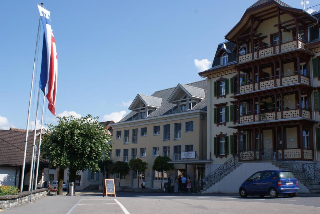 ein Gebäude mit einem davor geparkt in der Unterkunft Hotel Krone in Buochs