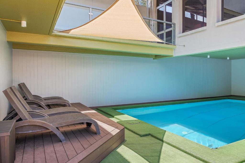 Bazén v ubytování Stay at Alice Springs Hotel nebo v jeho okolí