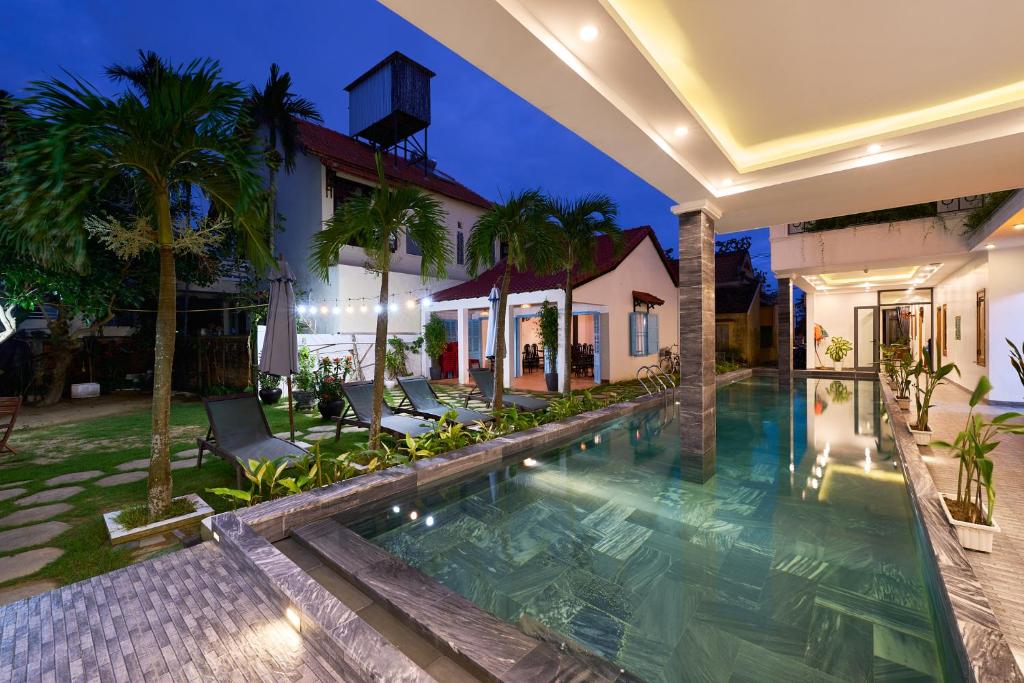 Bazén v ubytování Hoi An Legend Charm Boutique Hoi An Hotel nebo v jeho okolí