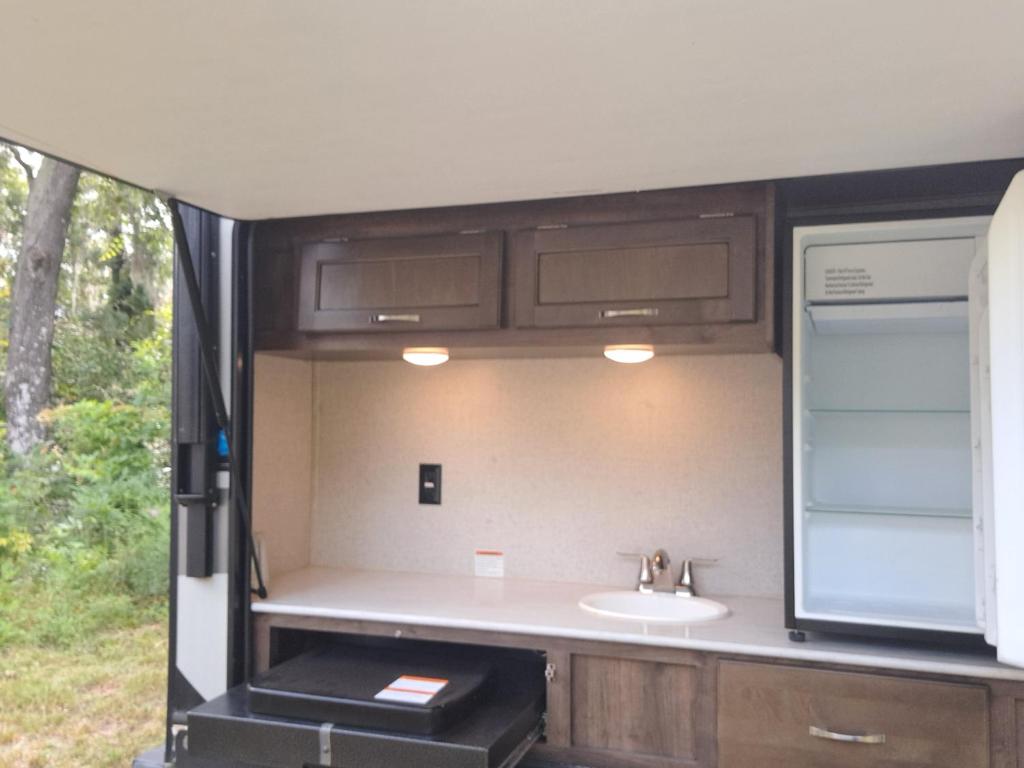 タラハシーにあるCozy Caravan near Capitol FSU FAMUのRVのバスルームの内部
